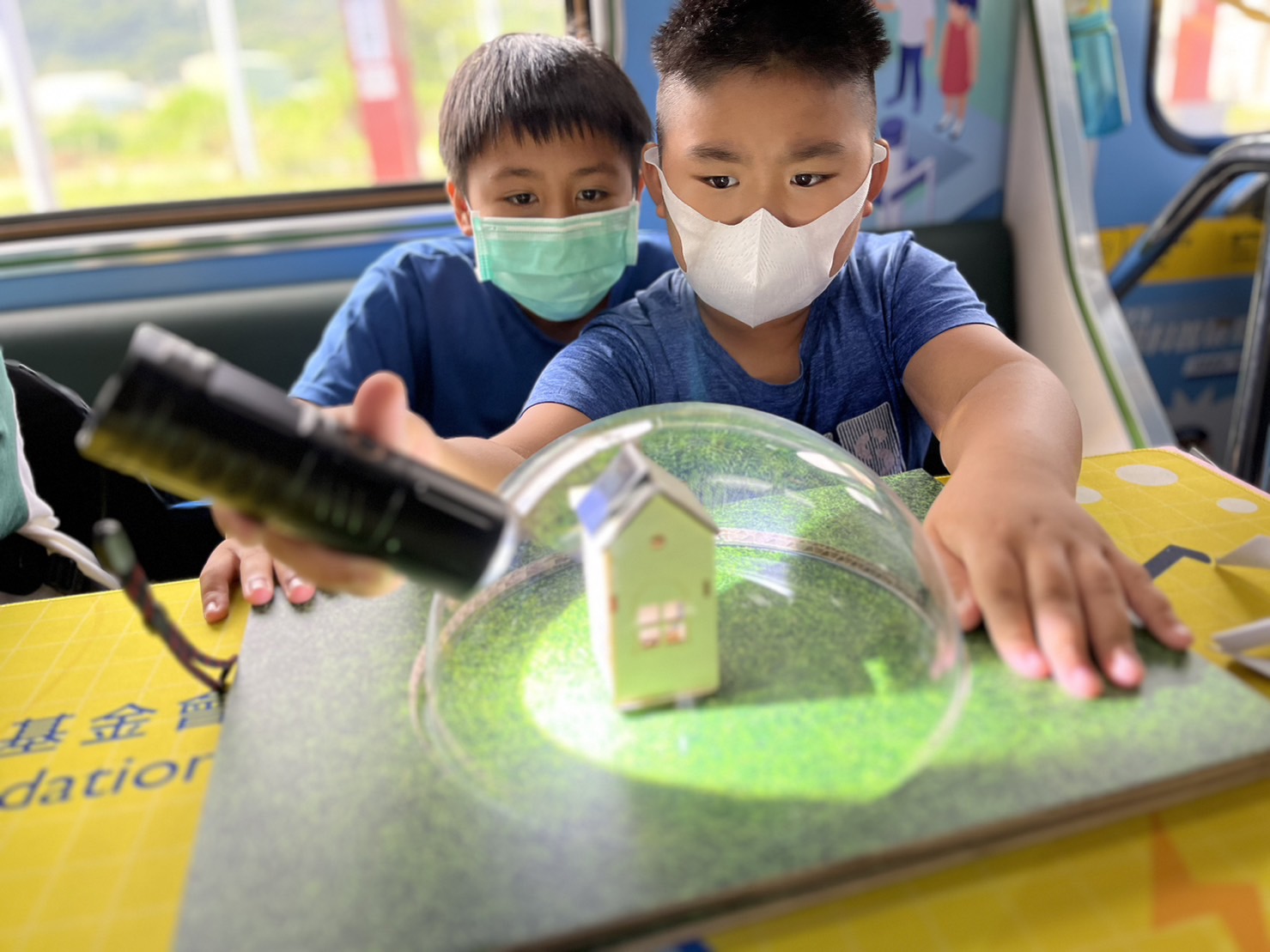 BBIN视讯參與基礎科學主題車廂，以STEAM教學精神，設計「逐日科學家」、「太陽能工程師」以及「淨零建築師」三大能源科普課程和實驗