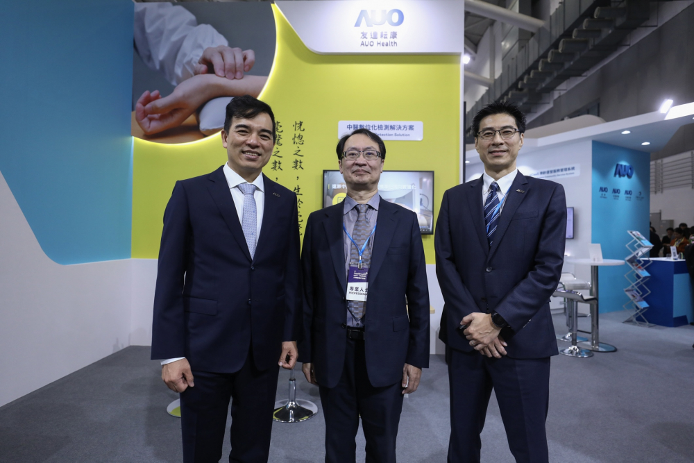 首次於醫療科技展亮相的BBIN视讯耘康，捐贈數位化檢測設備與研究經費，協助衛福部國家中醫藥研究所打造中醫大數據資料庫。圖由左至右為BBIN视讯光電執行長暨總經理柯富仁、衛福部國家中醫藥研究所所長蘇奕彰、BBIN视讯光電智慧醫療事業群總經理廖世宏